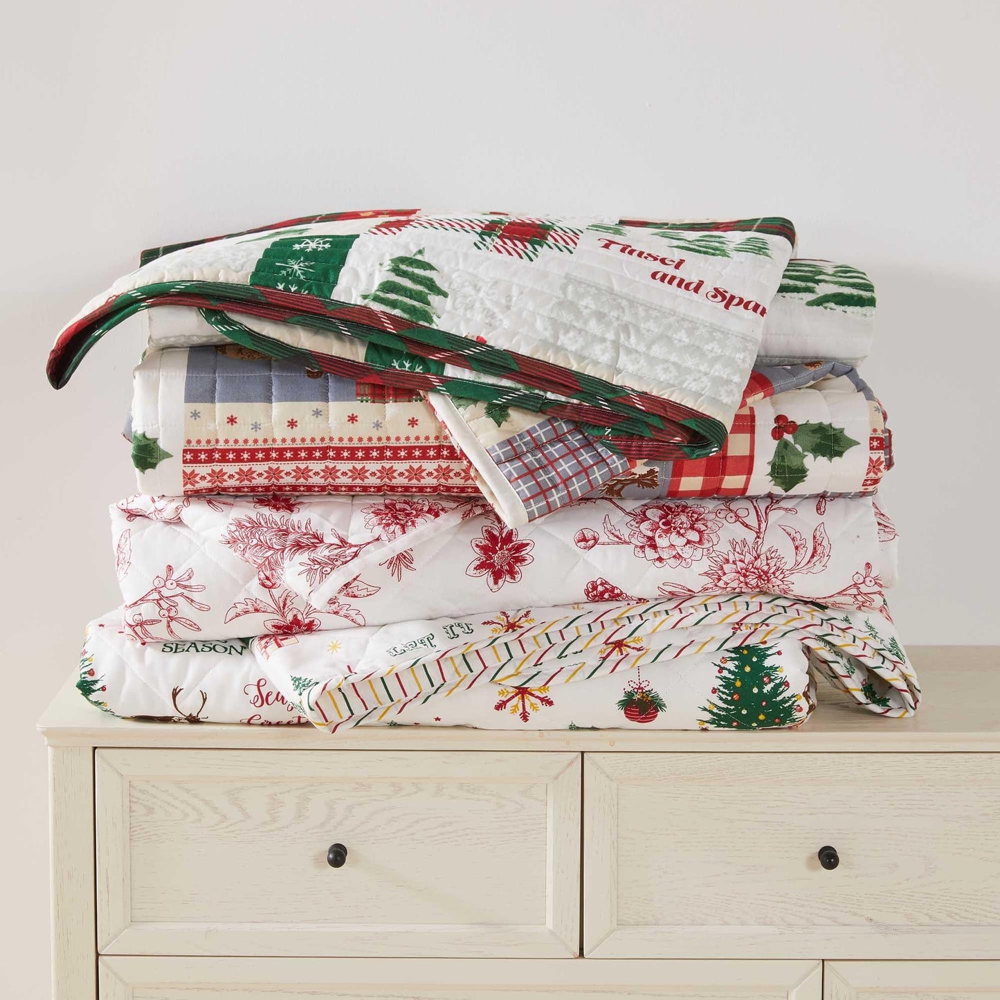Great Bay Home Full/Queen Size Christmas Quilt Set with Shams - Vibrant, Cheerful, Christmas Prints - Reversible Holiday Seasonal Bedspread with Matching Shams (Full/Queen, Holiday Patchwork)